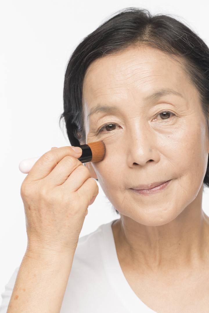 ファンデーションブラシで整えるとさらに美しく仕上がります