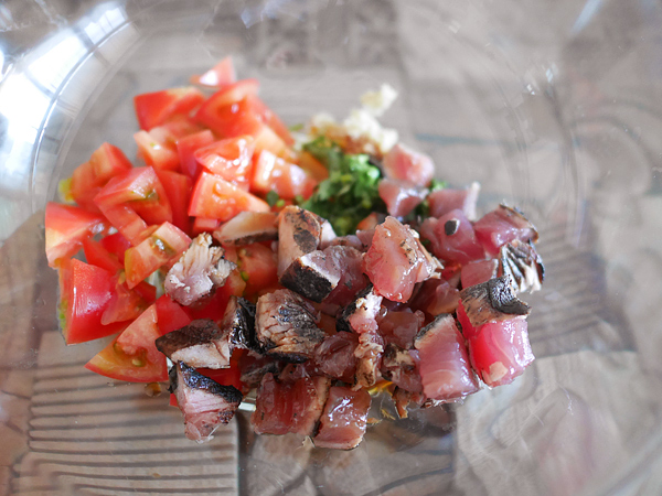 カツオ、トマト、パクチー、おろしにんにく、おろししょうが、タレ、オリーブオイル