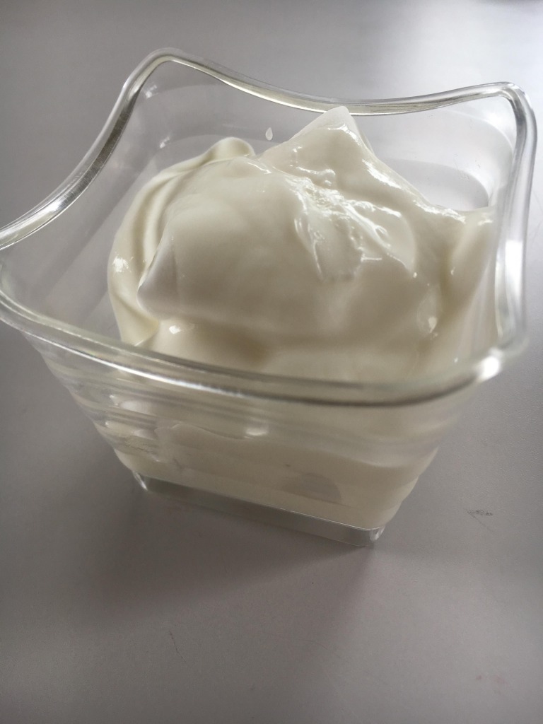 マシュマロにヨーグルトをかけるだけ