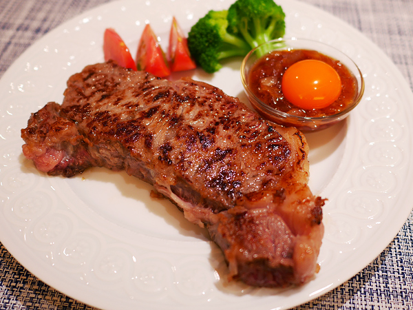 ステーキ（2センチ厚切り肉・レア）