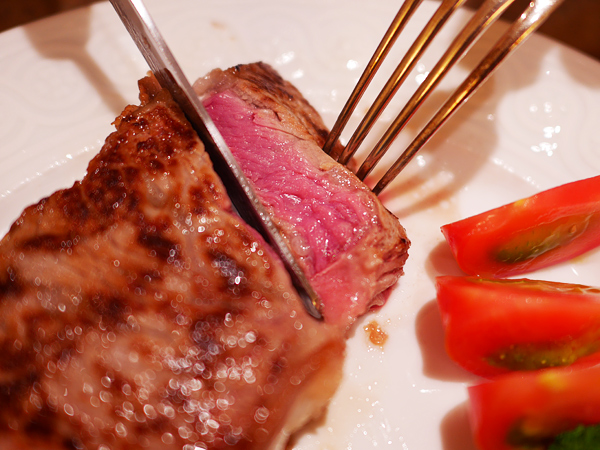 ステーキ（2センチ厚切り肉・レア）
