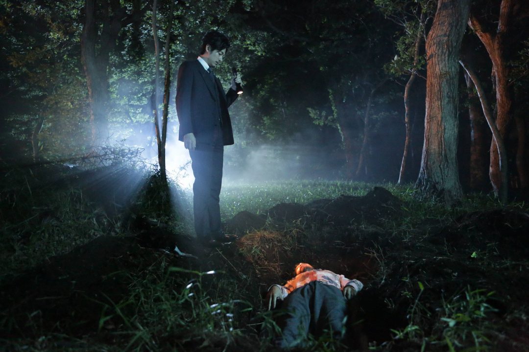 土に埋まった寺角を見下ろす真海