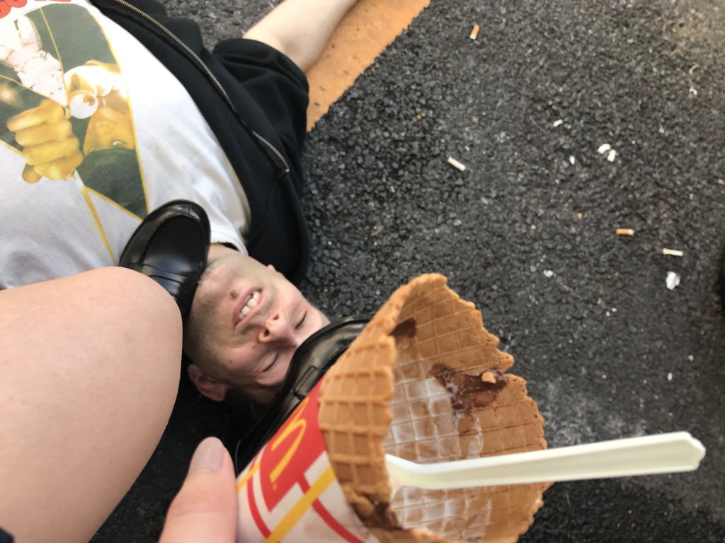 アイスクリームを片手に踏む神様