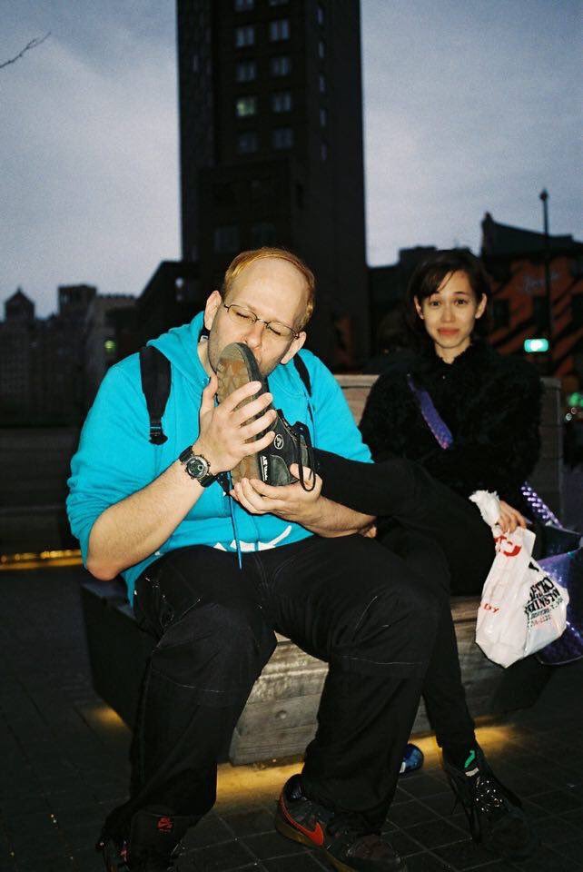 靴にキスされ、水原希子もこの表情