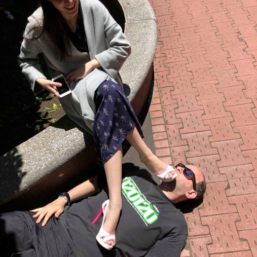 ピンヒールで踏む女性