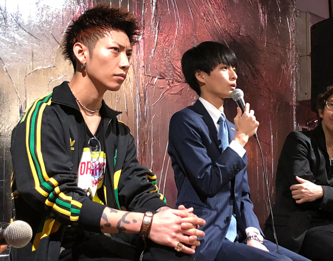 眼光するどい獅龍さんと穏やかな表情を崩さない葵さん