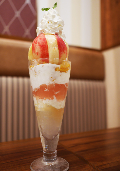 ジョナサン「まるごと! フレッシュ国産白桃パフェDX」