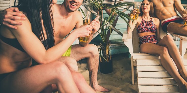 女性と肩を組む夫