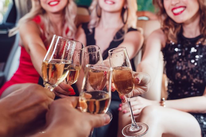 観光ツアーでリムジンを貸切