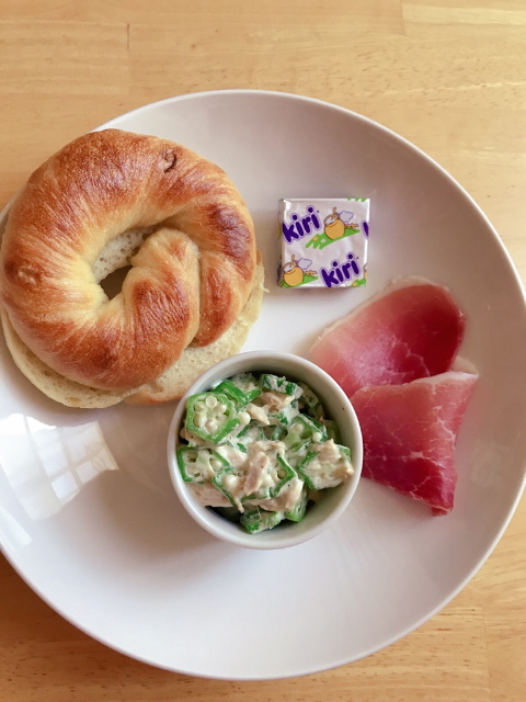 オクラベーグルサンドの材料