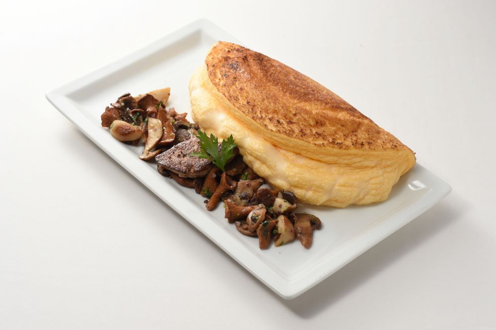 フランス産キノコのソテーとフォアグラポワレのスフレオムレツ