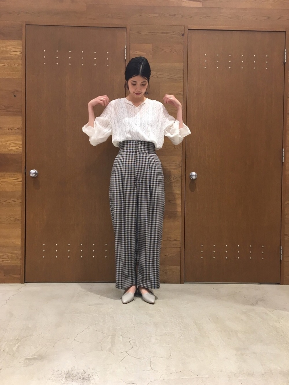 ホワイトレースブラウス