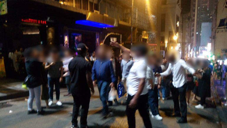 さまざまな国籍の人が行きかう