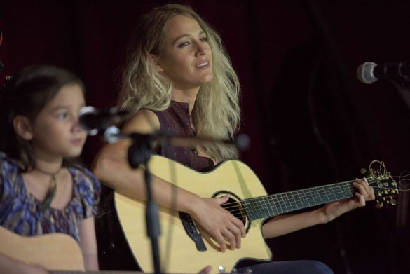 『かごの中の瞳』より