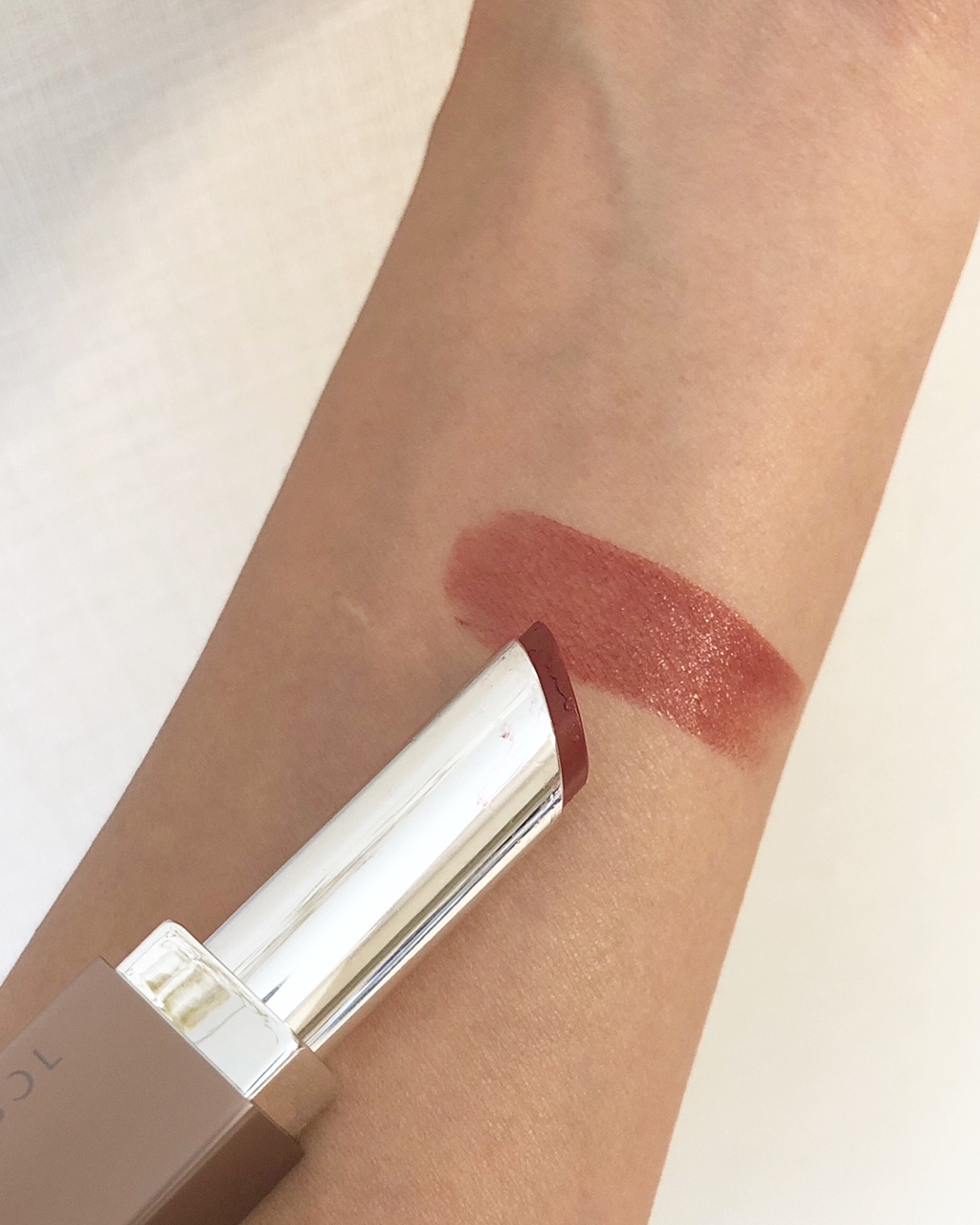 ルナソル【エアリーグロウリップス 08】を腕に塗ったところ