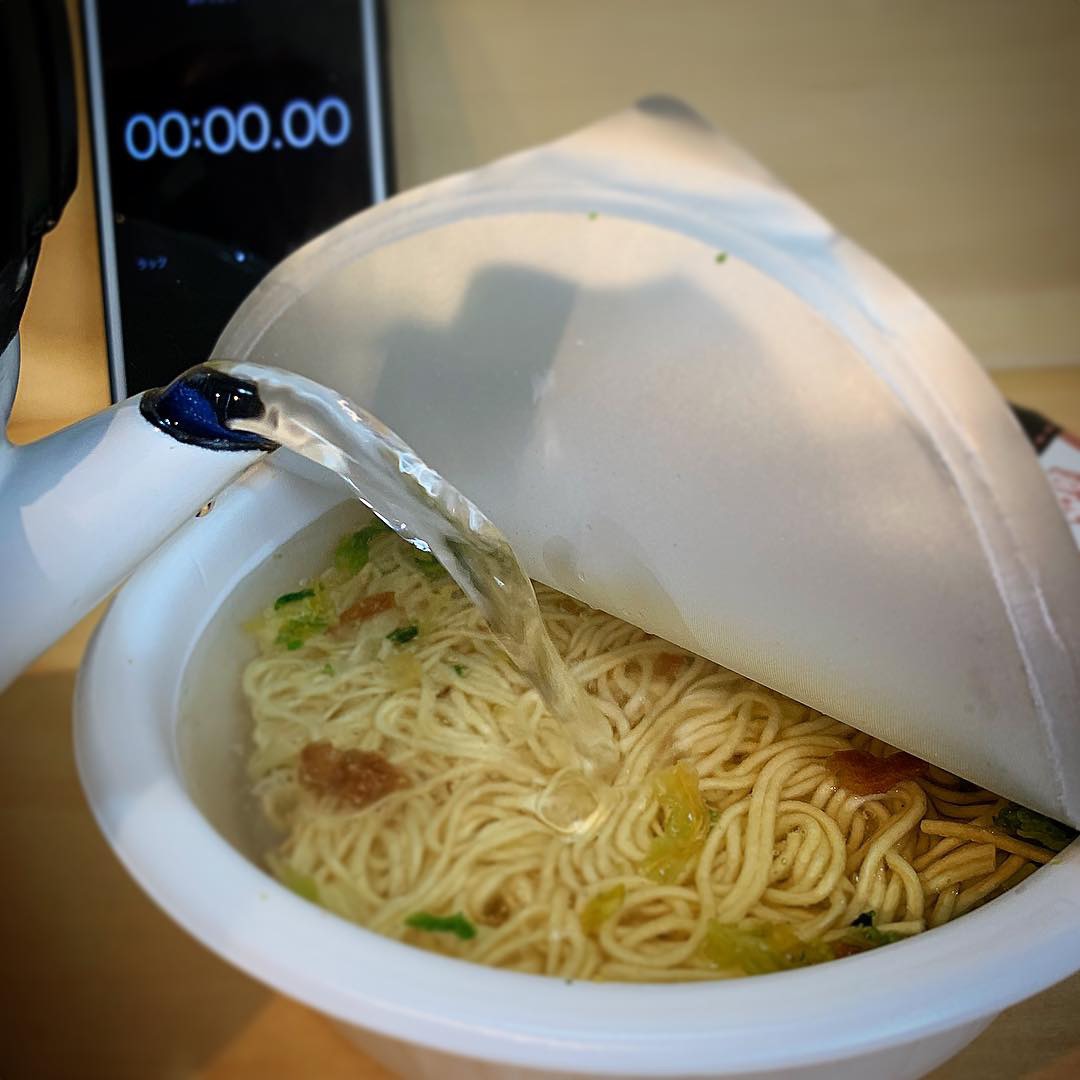 カップ麺の蓋の上でアイスを温める【1】