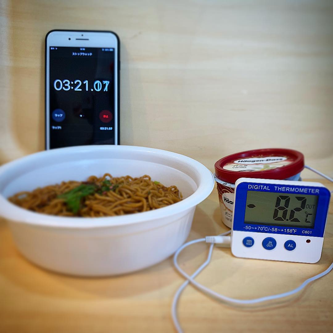 カップ麺の蓋の上でアイスを温める【4】