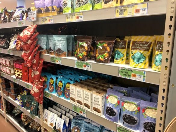 ずらりと並ぶお菓子の棚。トレーダージョーズ店内