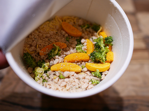 カップヌードルリッチ「贅沢濃厚うにクリーム」具材