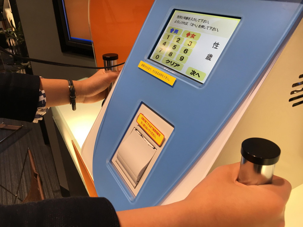 左右の電極をつかむ