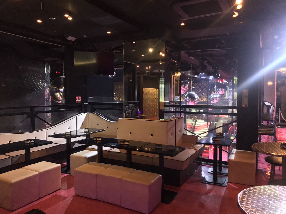 週末は予約で満席になるというVIP席