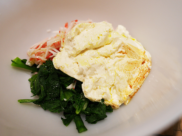 材料／春菊、カニカマ、豆腐、オリーブオイル、醤油