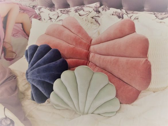 シェリル フロアクッション　各￥4,000、シェリル クッション　各￥2,500