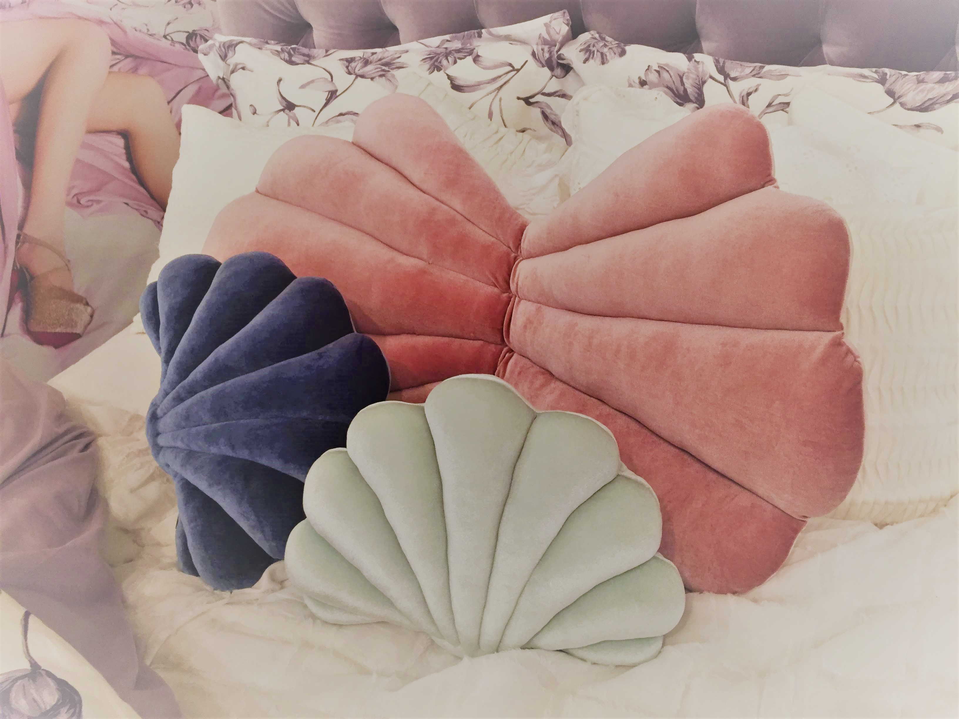 シェリル フロアクッション　各￥4,000、シェリル クッション　各￥2,500