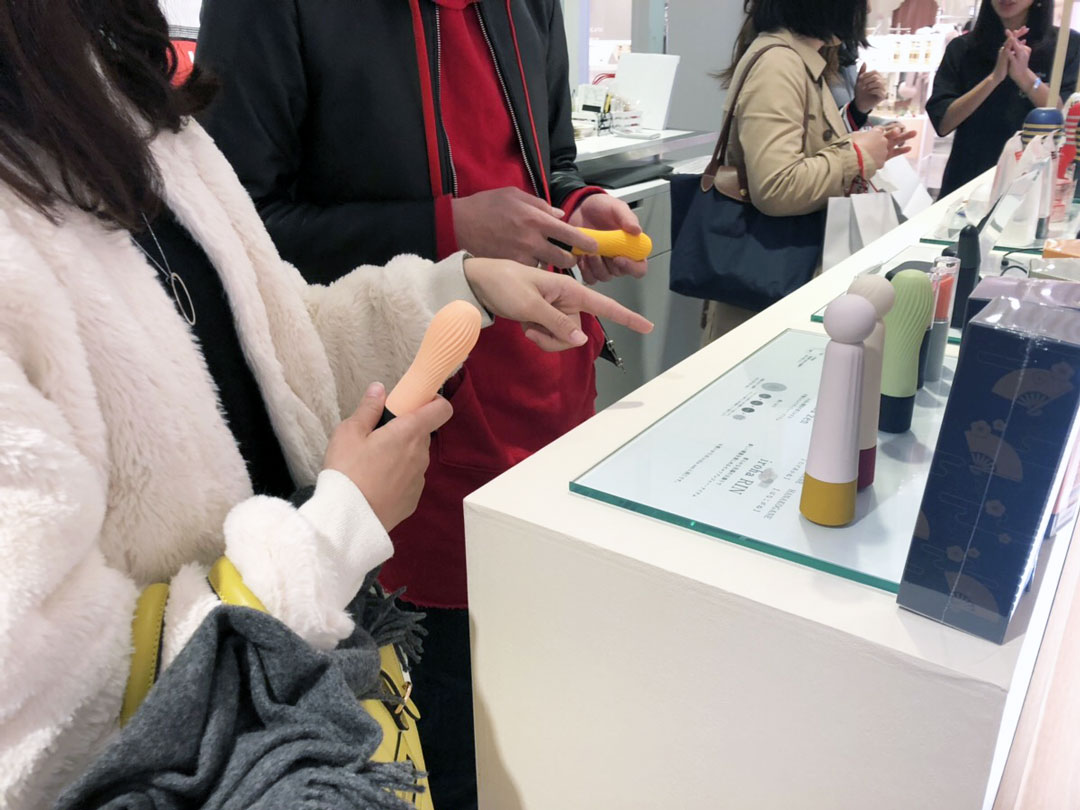 カップル専用スペースで楽しそうに商品を選ぶお客さんたち