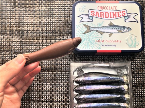 包装も魚のCHOCOLATE SARDINES（518円）