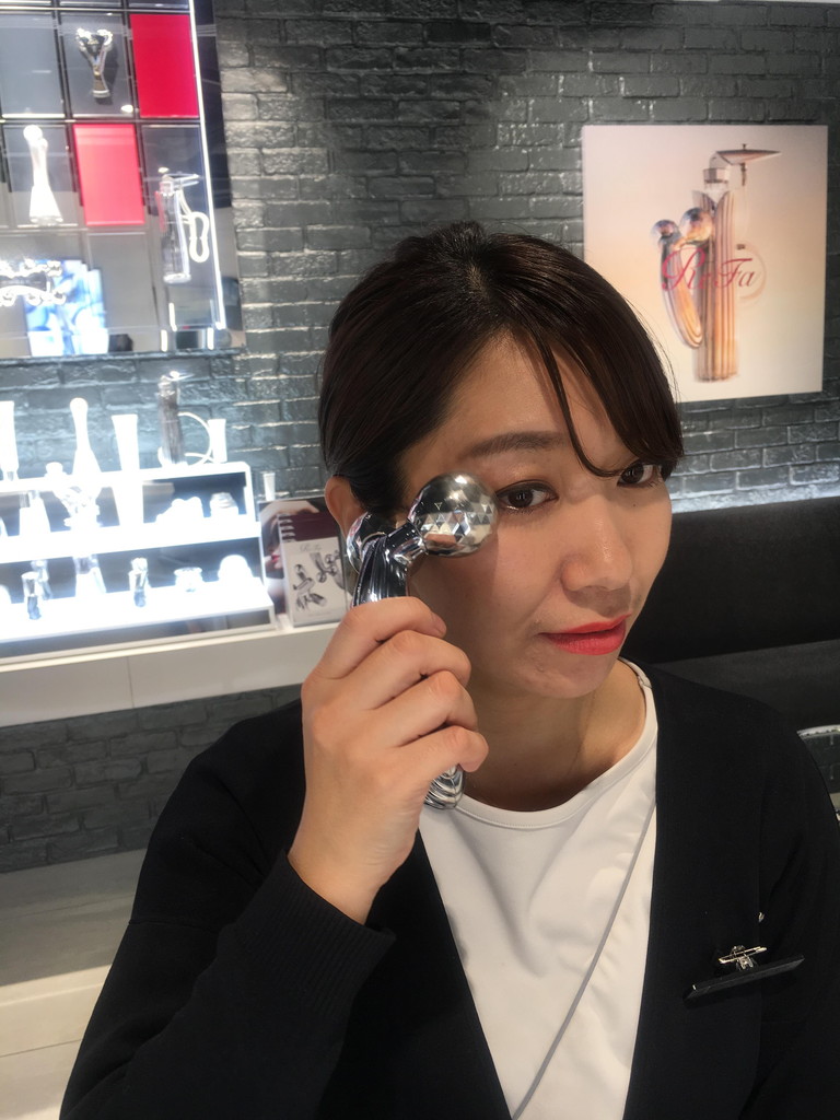 頬からこめかみ