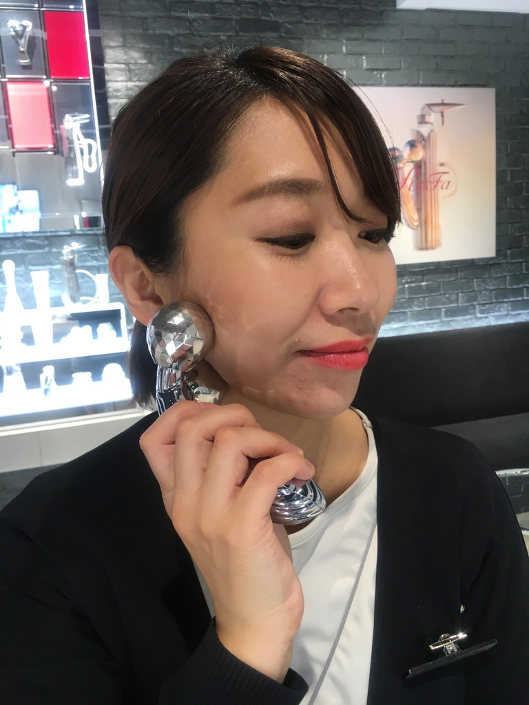 あごから耳の後ろをローラー刺激