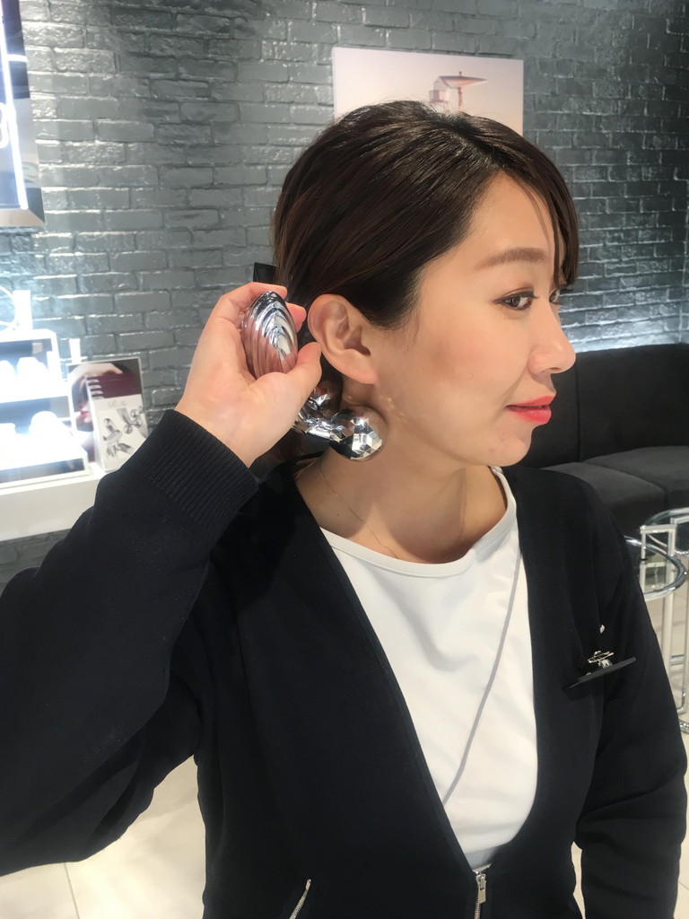 首の後ろをローラー刺激