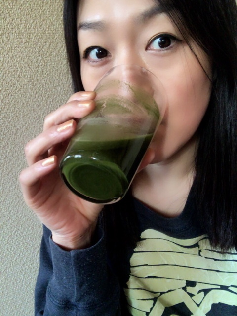 「島の太陽と潮風で育った青汁」を飲んでみました