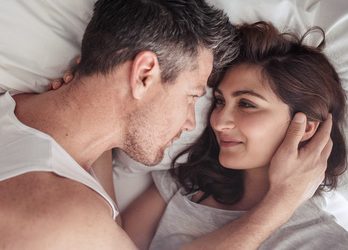 向き合うカップル