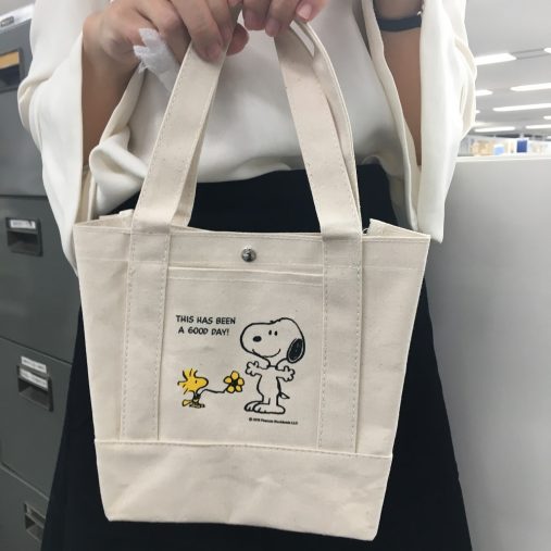 スヌーピーバッグを持つ