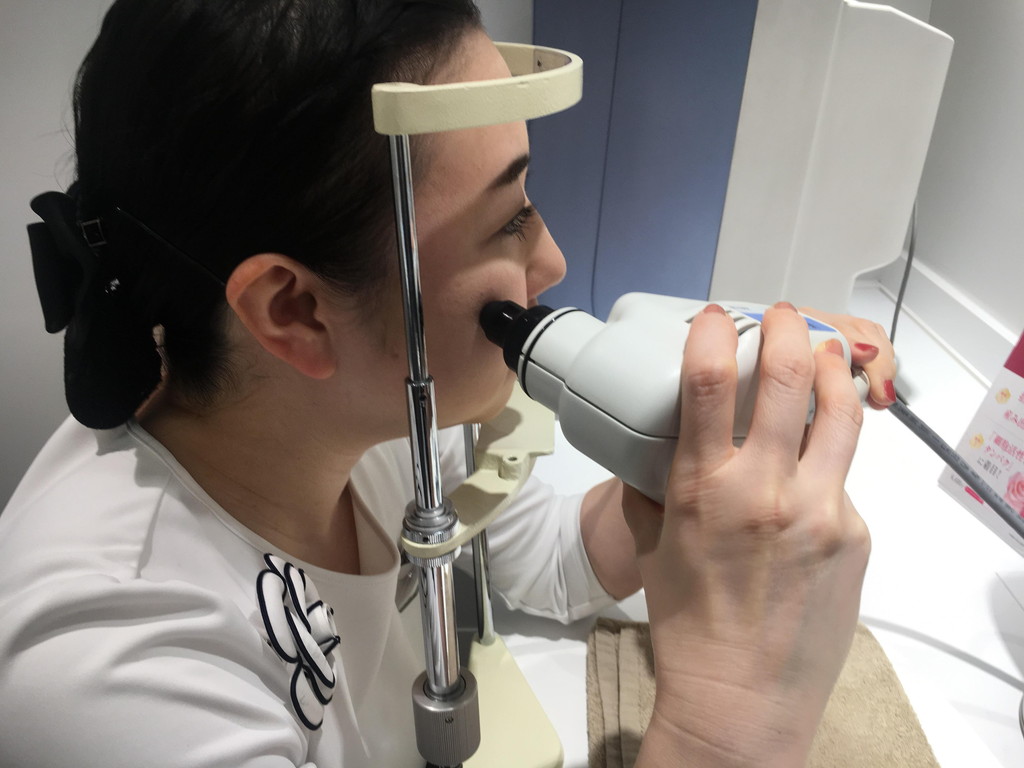 コラーゲンチェックの様子