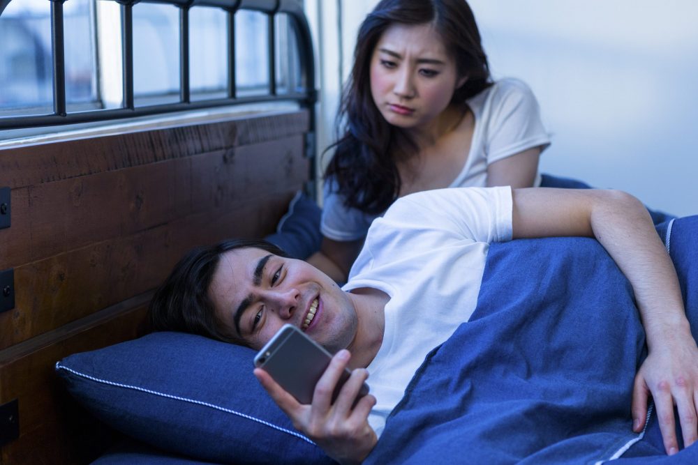 浮気がバレて開き直る男