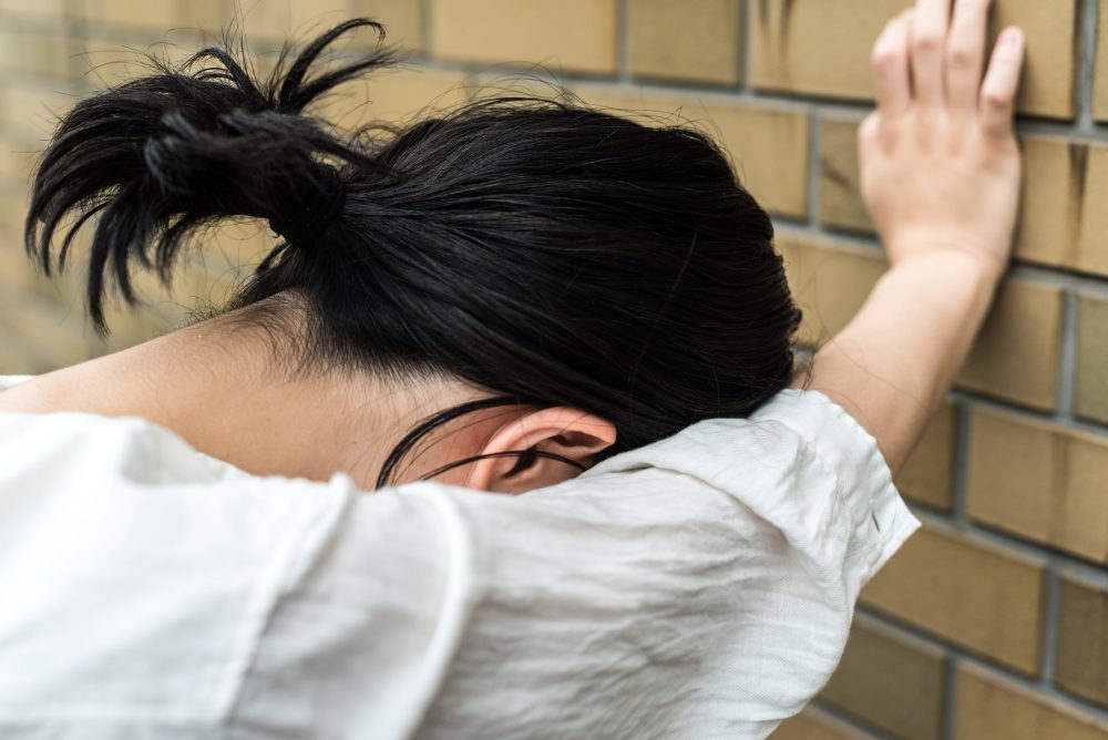 クズ男の彼氏に悩む女性