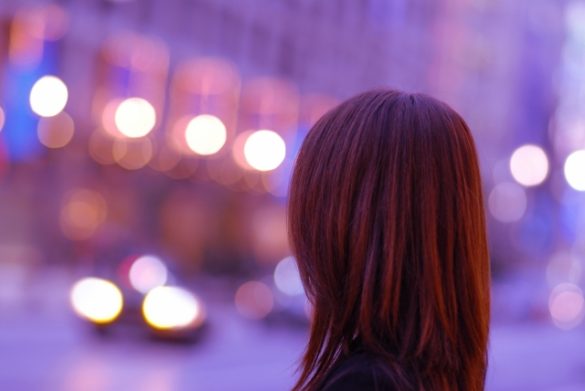 独身女性後ろ姿