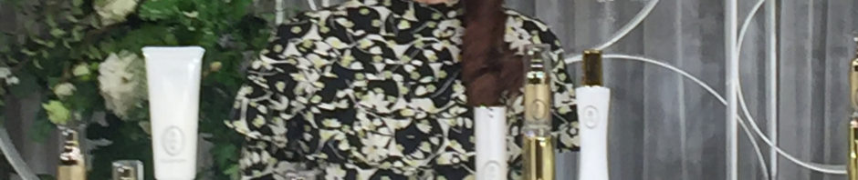 発表会で商品説明をする君島十和子さん