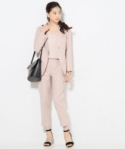 シャツとパンツのセットアップ