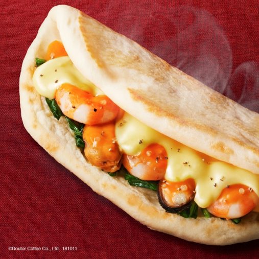 カルツォーネ ぷりっと海老とムール貝のビスクソース