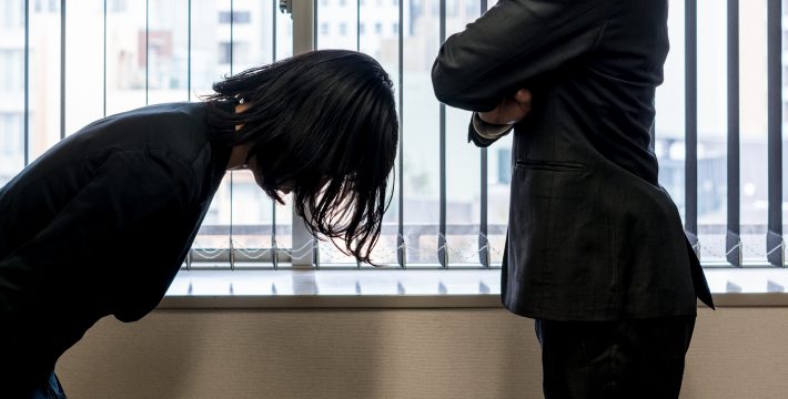 生徒との交際が塾長にバレて怒られる