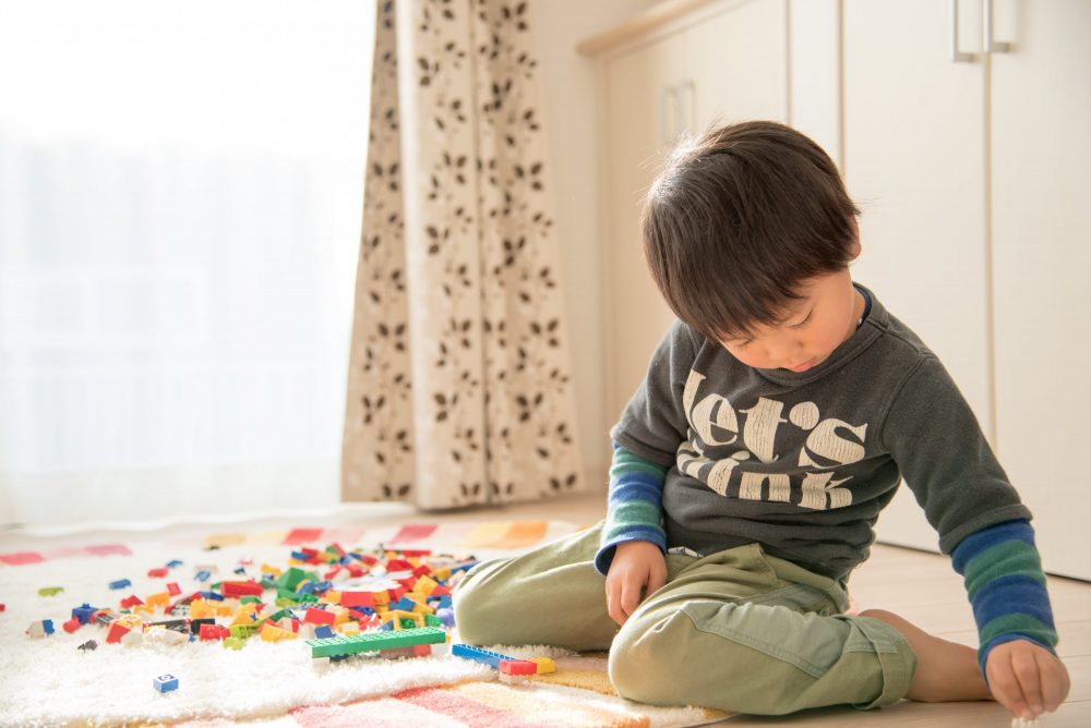 部屋で遊ぶ男の子