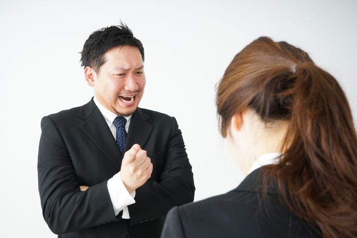 上司に紙コップを投げつけられクズ呼ばわり