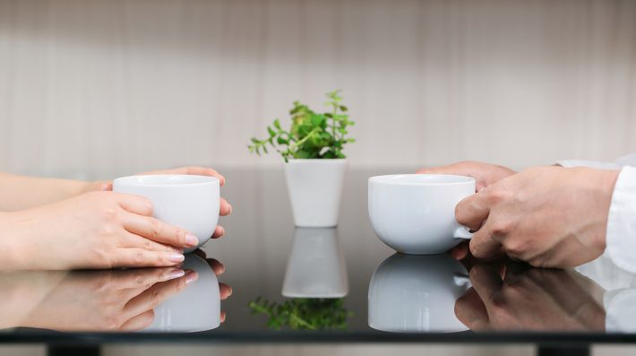 SNSで出会った人と実際に会ってお茶する