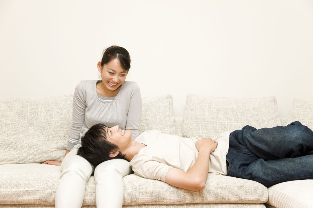 膝枕カップル夫婦ひざまくら