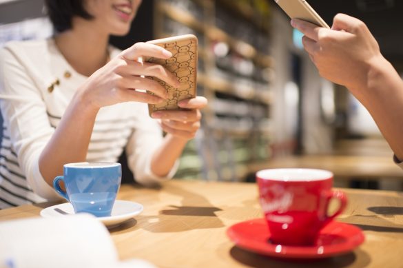 誕生日に一人旅を計画する女性