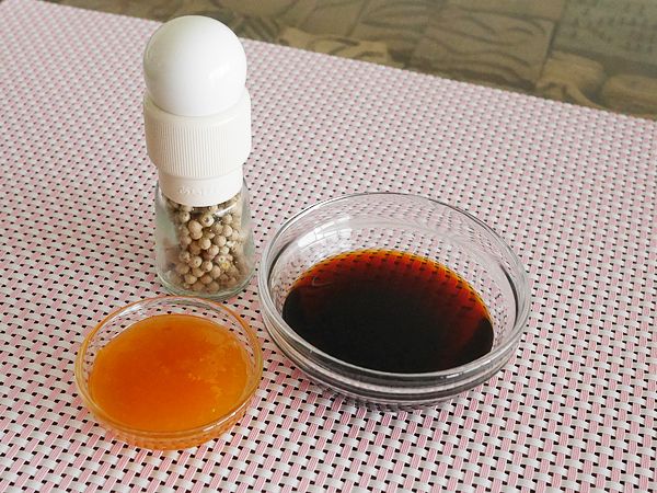しょうゆ、あんずジャム、コショウ
